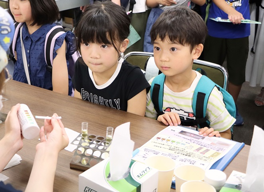 令和7年度 厚生労働省「こども霞が関見学デー」に協賛、体験・展示を行いました